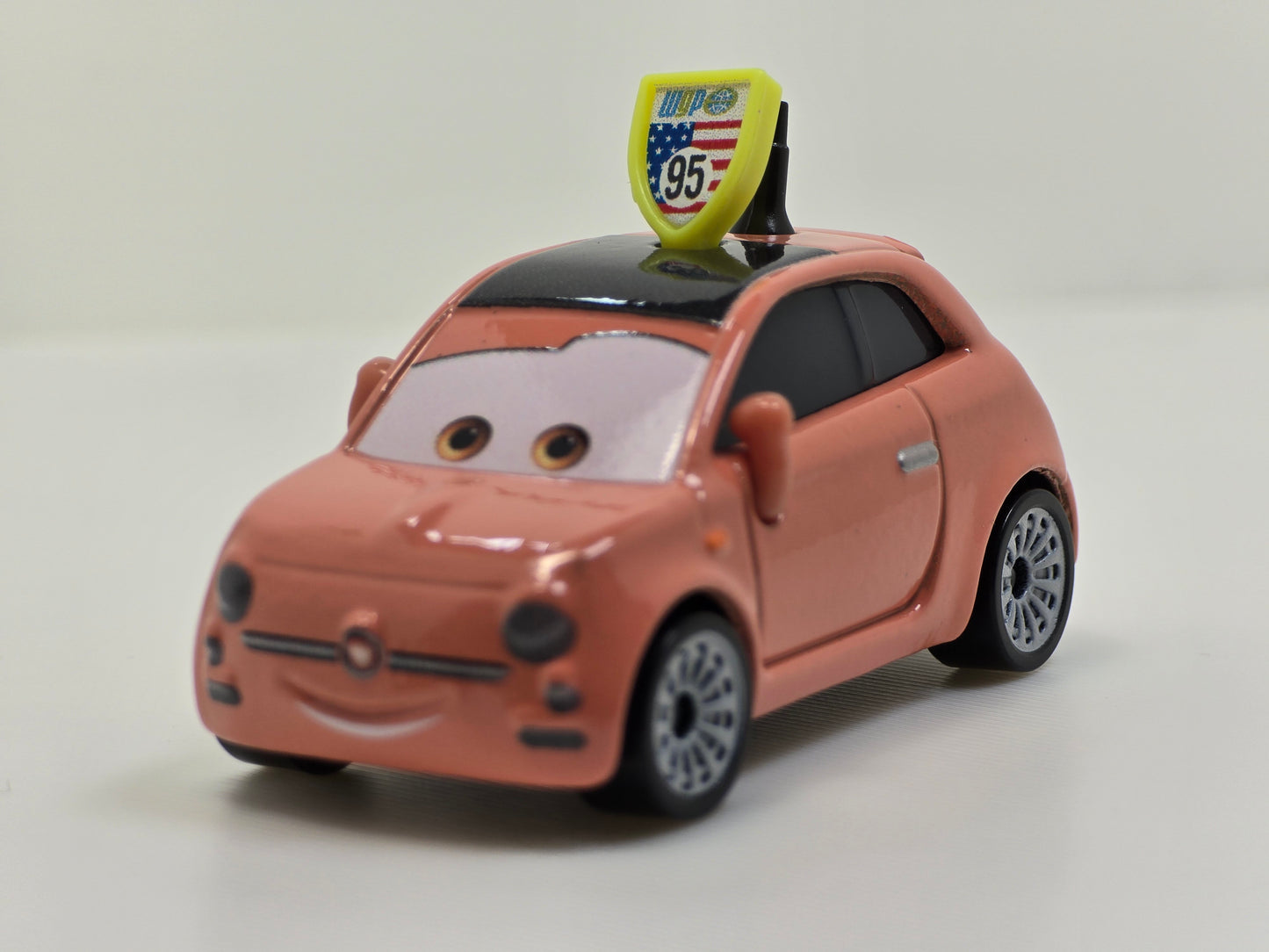 DISNEY PIXAR CARS - CARTNEY CARSPER - LIGHTNING McQUEEN FAN FIAT 500 - PRE OWNED