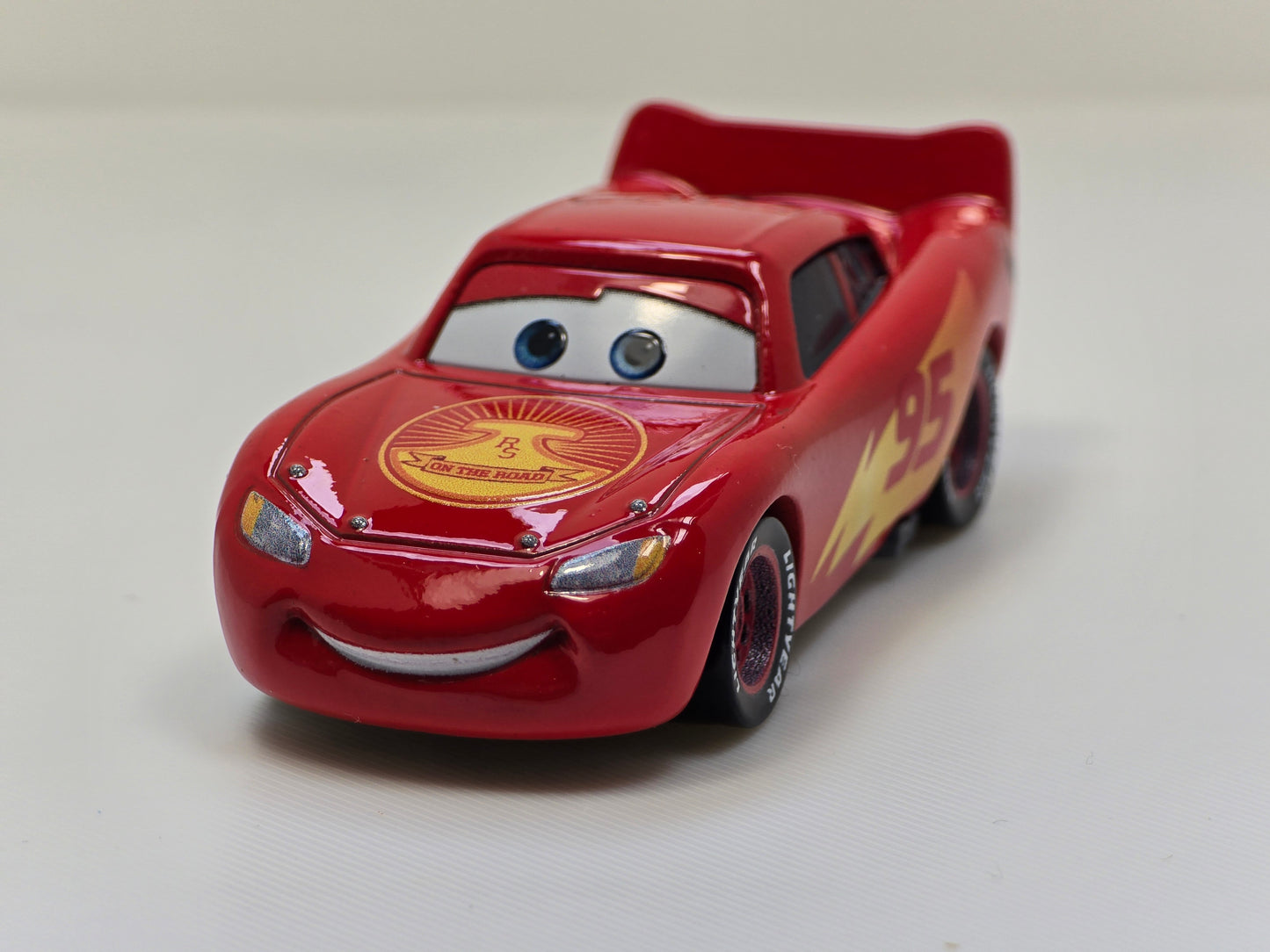 DISNEY PIXAR CARS - ROAD TRIP LIGHTNING MCQUEEN - ON THE ROAD SERIES