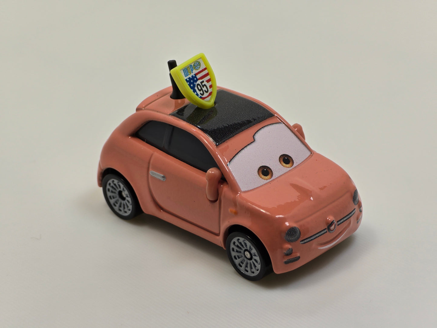 DISNEY PIXAR CARS - CARTNEY CARSPER - LIGHTNING McQUEEN FAN FIAT 500 - PRE OWNED