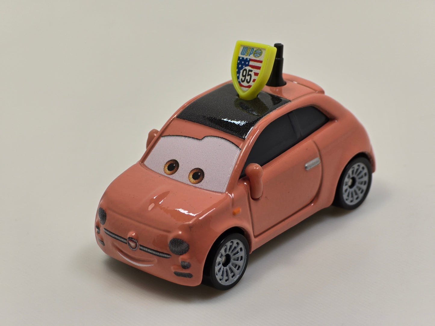 DISNEY PIXAR CARS - CARTNEY CARSPER - LIGHTNING McQUEEN FAN FIAT 500 - PRE OWNED