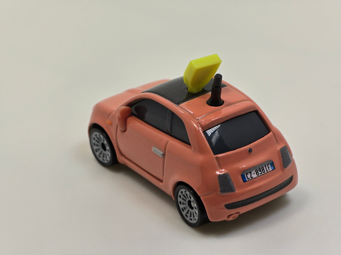 DISNEY PIXAR CARS - CARTNEY CARSPER - LIGHTNING McQUEEN FAN FIAT 500 - PRE OWNED
