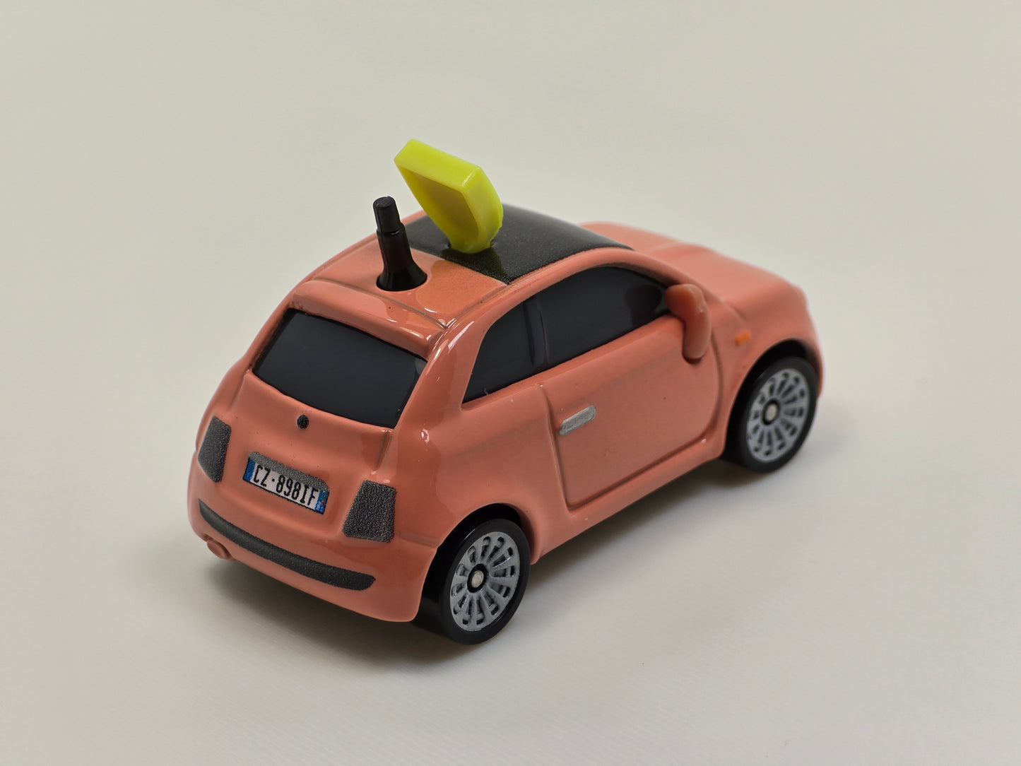 DISNEY PIXAR CARS - CARTNEY CARSPER - LIGHTNING McQUEEN FAN FIAT 500 - PRE OWNED