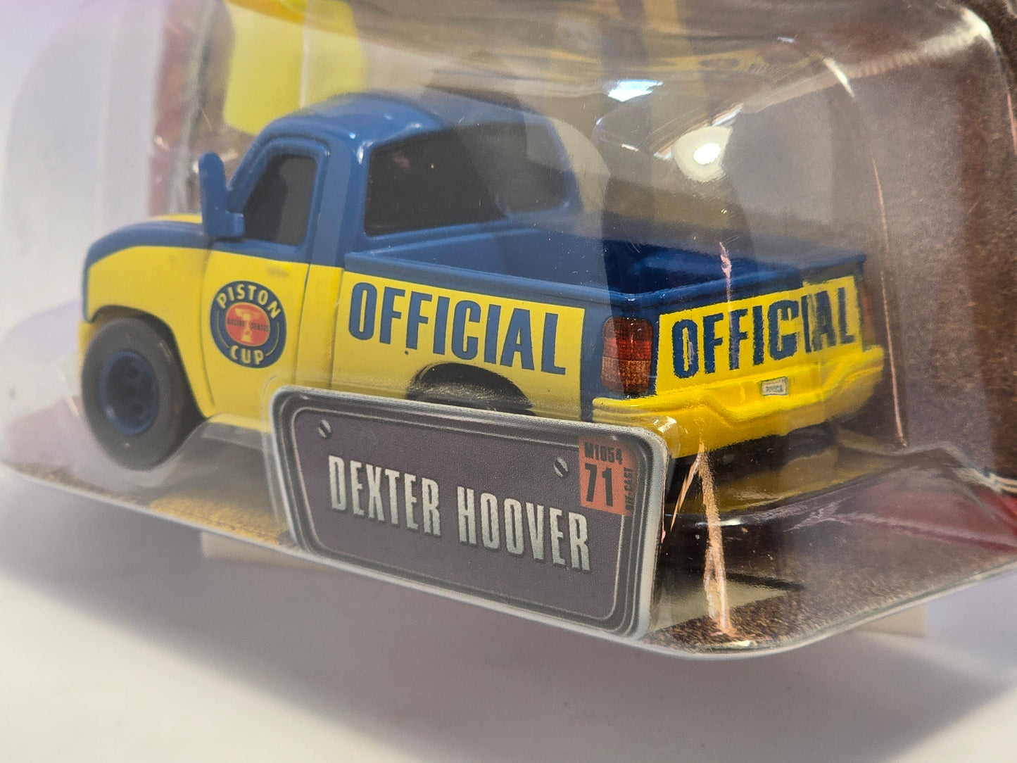 DISNEY PIXAR CARS - DEXTER HOOVER with YELLOW FLAG - 2008