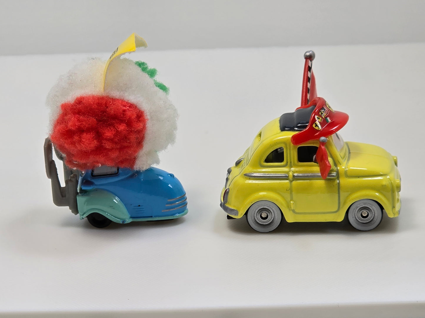 DISNEY PIXAR CARS - LUIGI & GUIDO FERRARI FANS - PRE OWNED