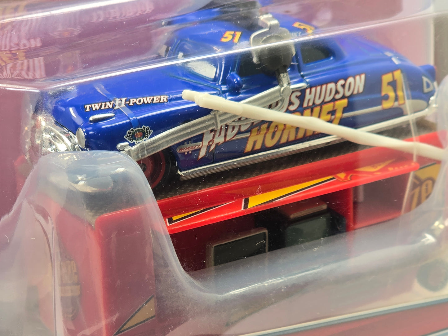 DISNEY PIXAR CARS - FABULOUS DOC HUDSON WITH CREW CHIEF STAND - DELUXE - PIT CREW