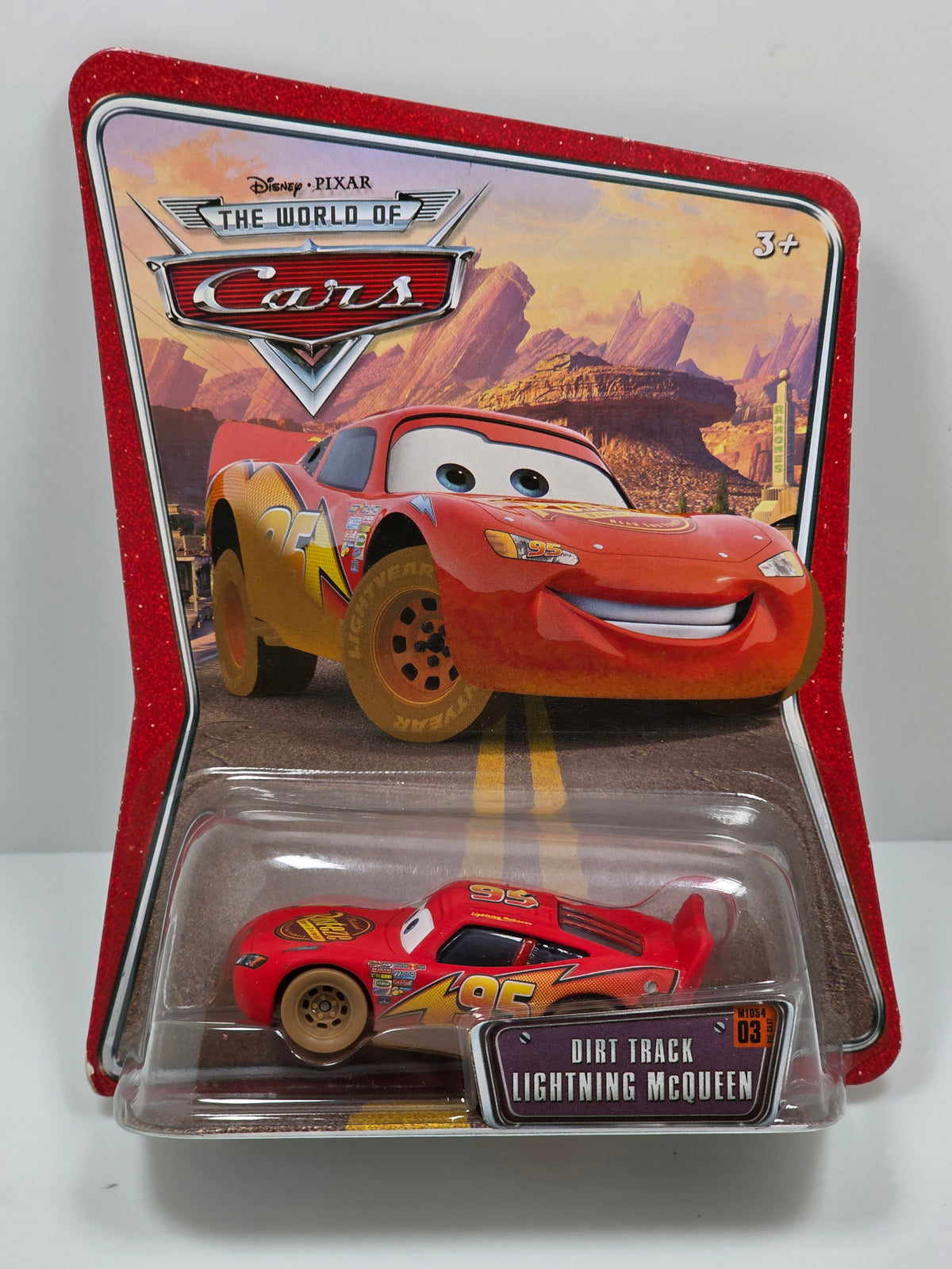 DISNEY PIXAR CARS - THE WORLD OF CARS - DIRT TRACK LIGHTNING MCQUEEN - 2008 - NEW