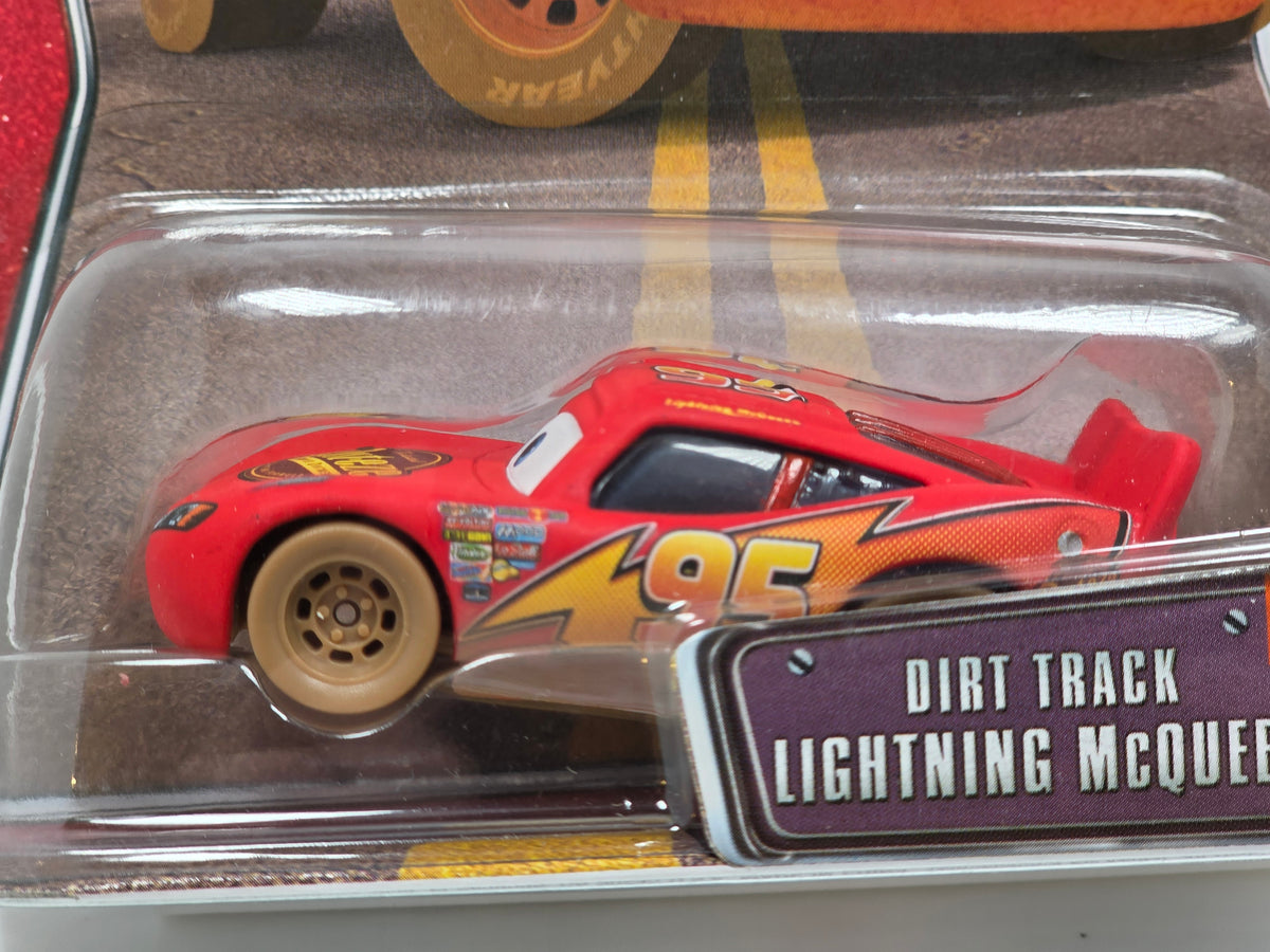 DISNEY PIXAR CARS - THE WORLD OF CARS - DIRT TRACK LIGHTNING MCQUEEN - 2008 - NEW