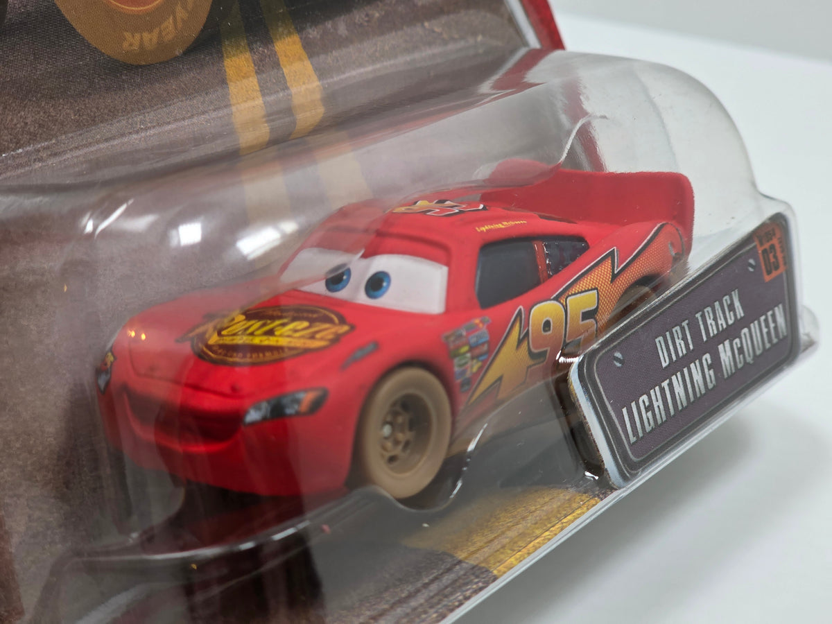 DISNEY PIXAR CARS - THE WORLD OF CARS - DIRT TRACK LIGHTNING MCQUEEN - 2008 - NEW