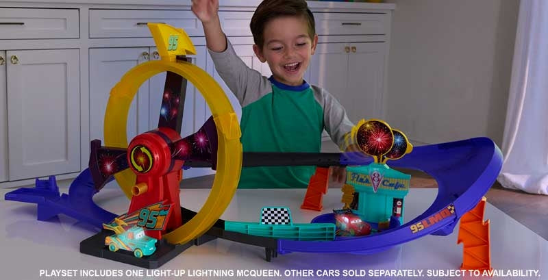 DISNEY PIXAR CARS - LIGHT UP PLAY SET by MATTEL